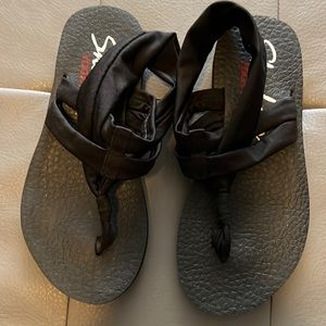 Skechers yoga foam sandals excellent condition and comfortable. Women si ze 5M.